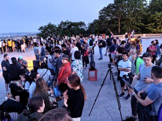 Waiting for the Moonrise on top of Mont-Royal in June 2019.