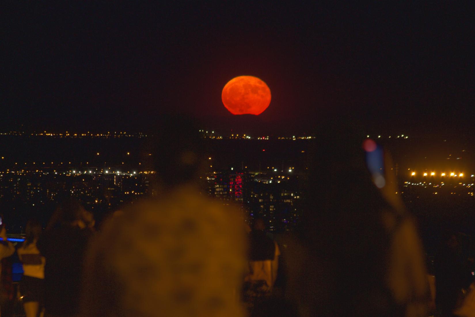 Full Moon rising over Montréal