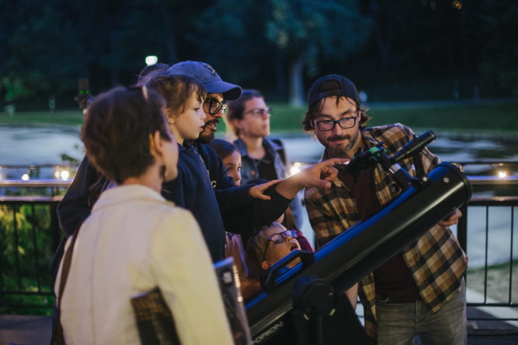 Trevor de Plateau Astro montrant aux invités la Lune avec le télescope